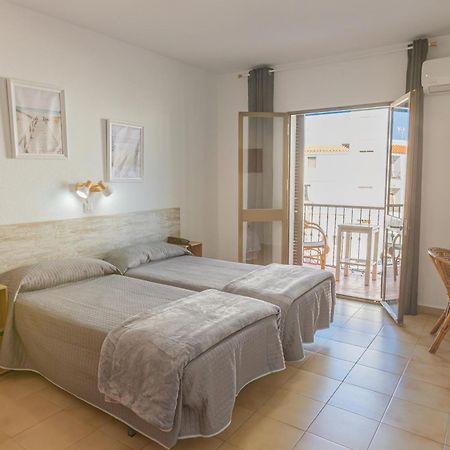 Hotel Tres Jotas Conil コニル・デ・ラ・フロンテラ エクステリア 写真