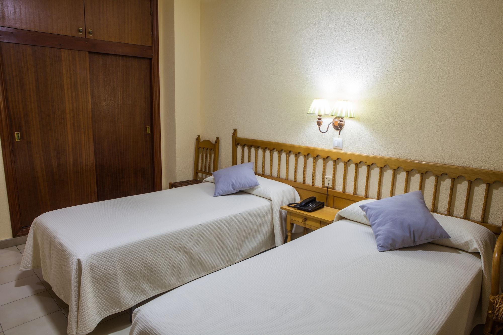 Hotel Tres Jotas Conil コニル・デ・ラ・フロンテラ エクステリア 写真