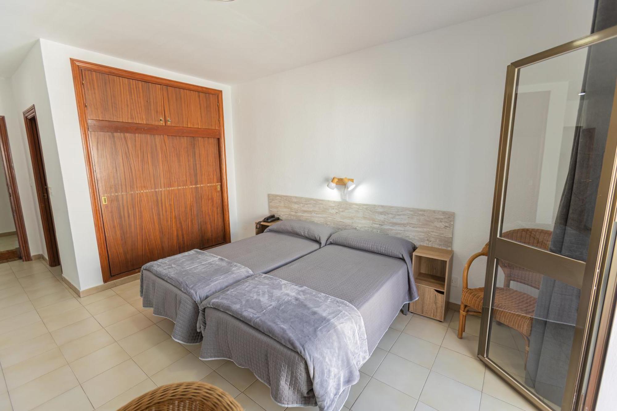 Hotel Tres Jotas Conil コニル・デ・ラ・フロンテラ エクステリア 写真