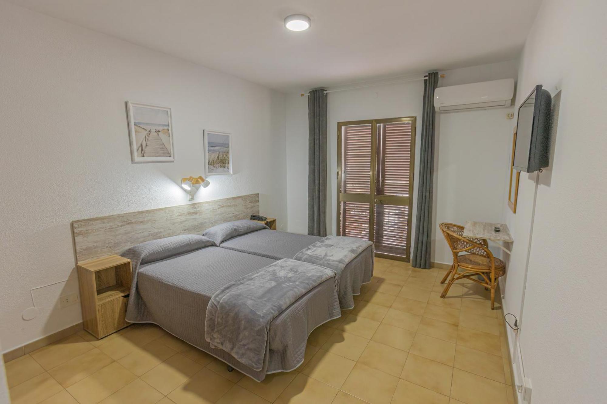 Hotel Tres Jotas Conil コニル・デ・ラ・フロンテラ エクステリア 写真