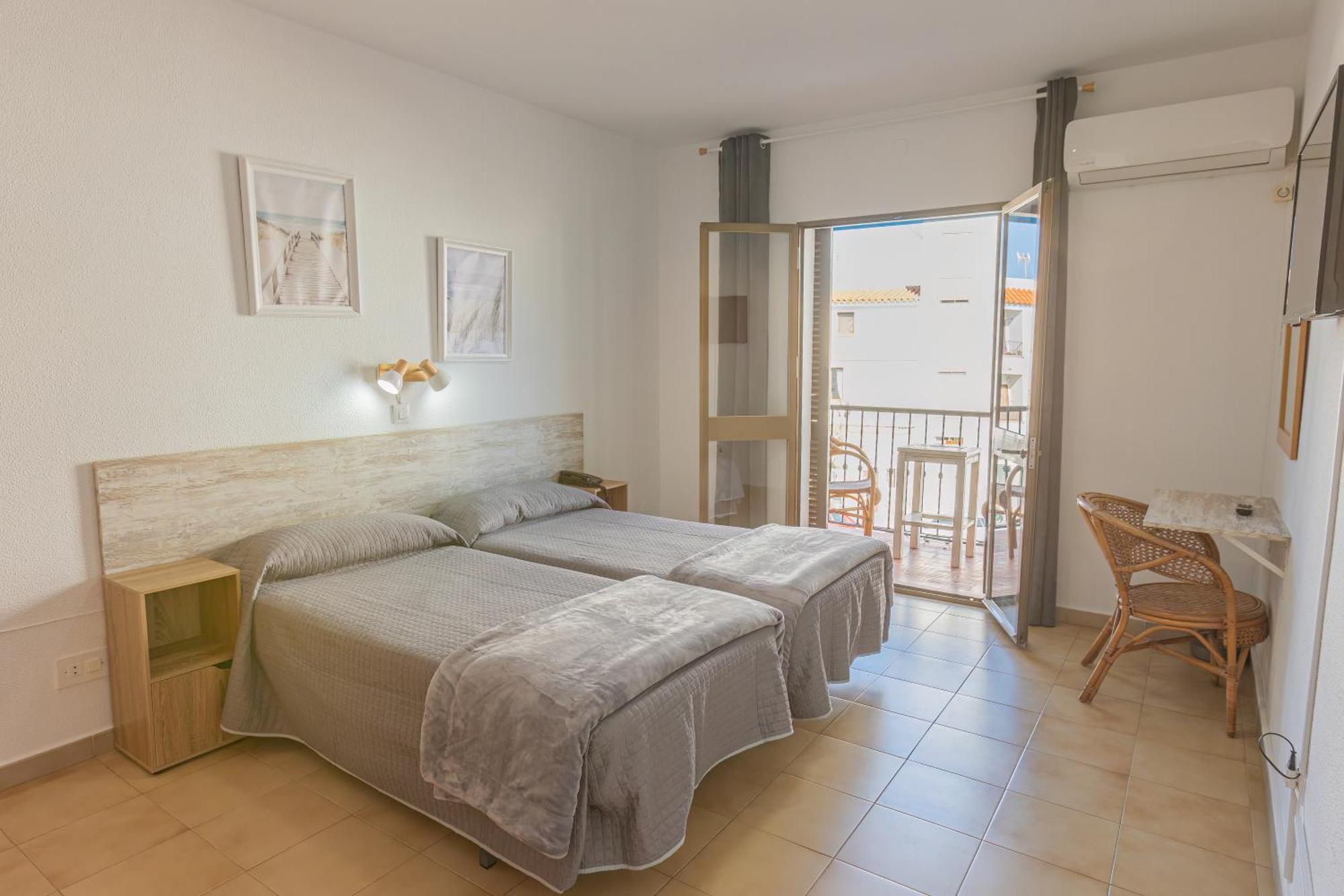 Hotel Tres Jotas Conil コニル・デ・ラ・フロンテラ エクステリア 写真