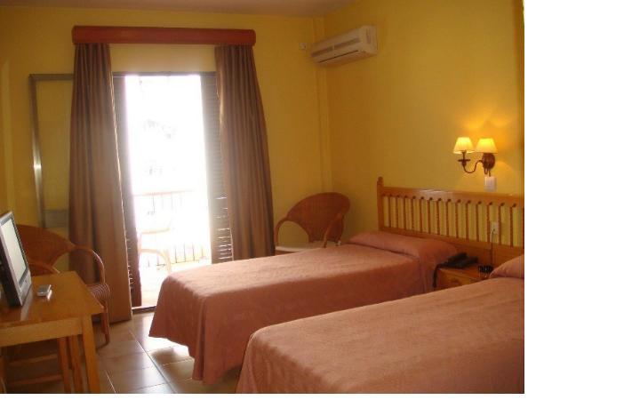 Hotel Tres Jotas Conil コニル・デ・ラ・フロンテラ エクステリア 写真