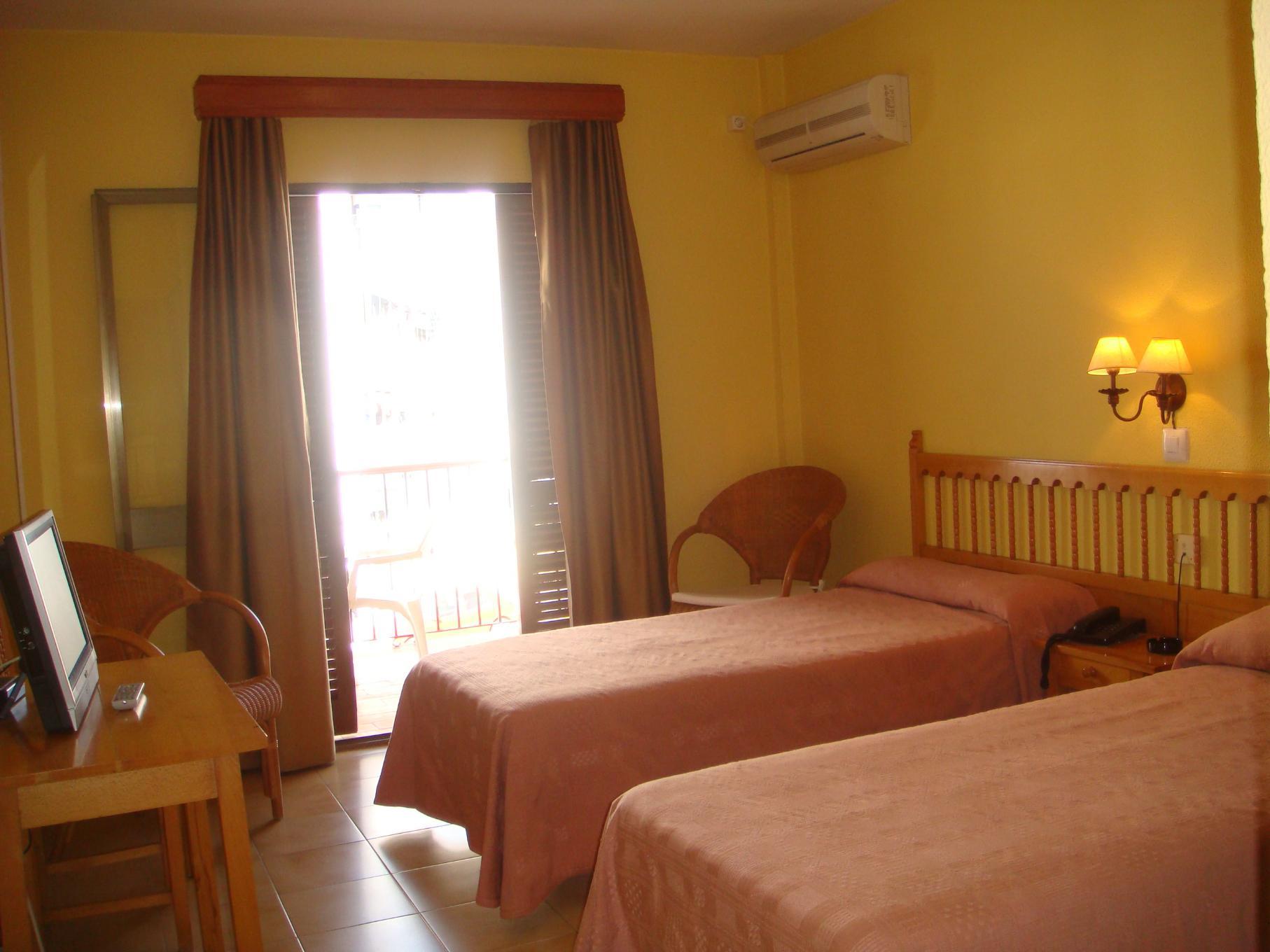 Hotel Tres Jotas Conil コニル・デ・ラ・フロンテラ エクステリア 写真