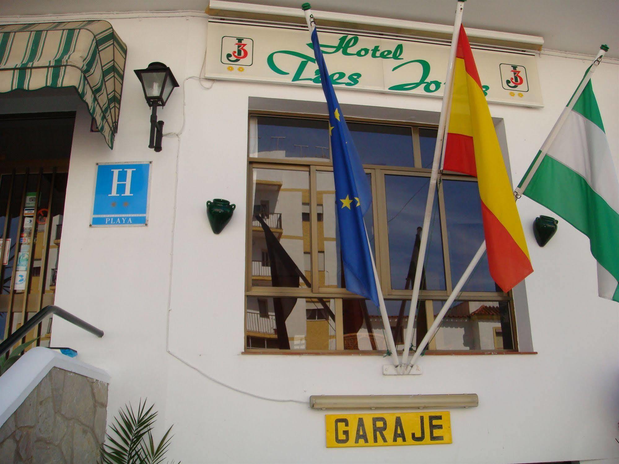 Hotel Tres Jotas Conil コニル・デ・ラ・フロンテラ エクステリア 写真